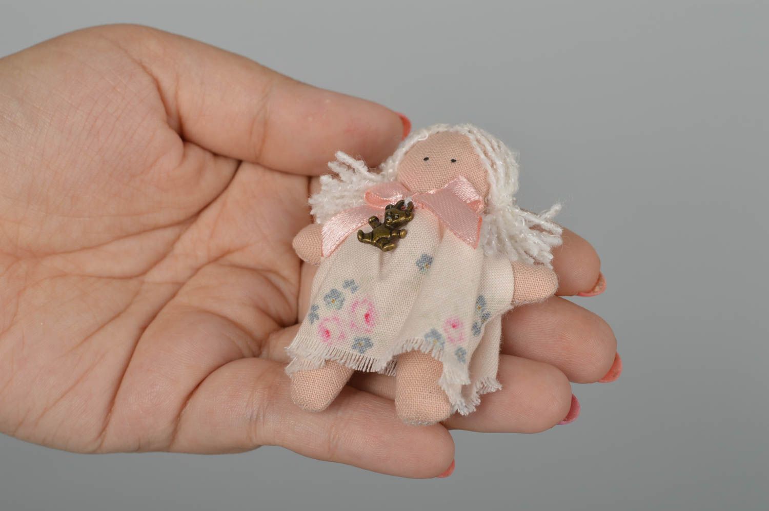 Bambola in stoffa fatta a mano pupazzo tessile originale giocatolo da bambine foto 2