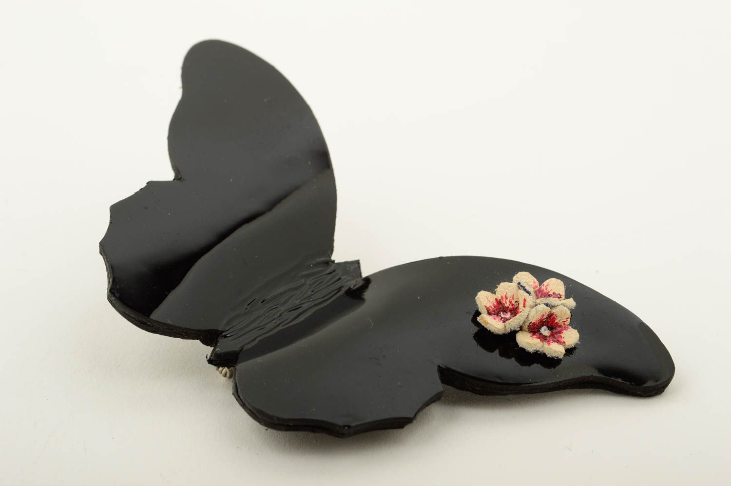 Broche insecte faite main Bijou en cuir papillon noir Cadeau femme original photo 3