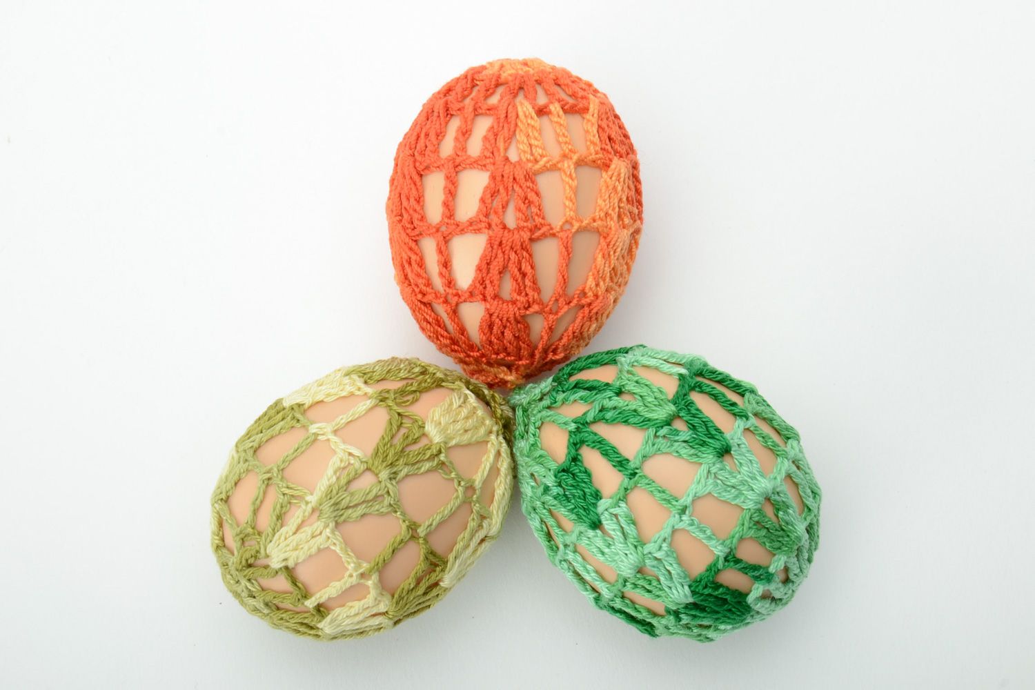 Пасхальные яйца декоративные набор из трех штук в ажурных чехольчиках фото 3
