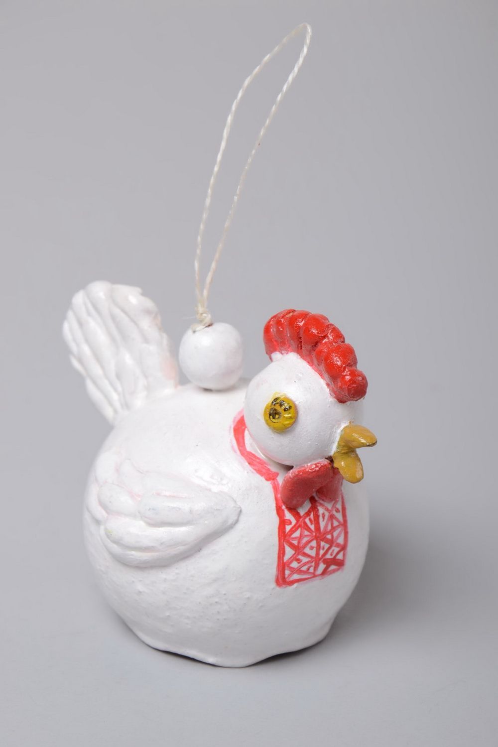 Mit Acryl bemaltes Glöckchen aus Ton Huhn in Weiß schöne Designer Handarbeit foto 1