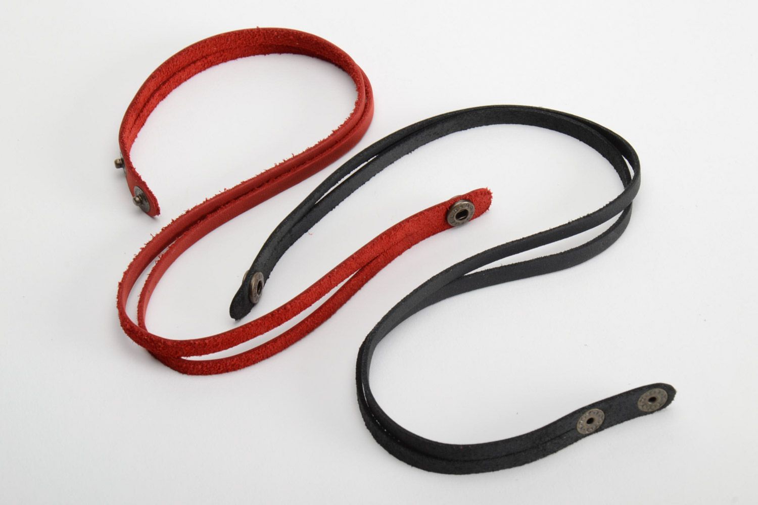 Набор браслетов из натуральной кожи 2 штуки красный и черный ручной работы фото 2