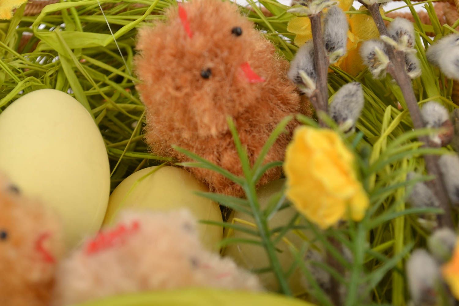 Композиция на Пасху в корзинке с яйцами цыплятами и цветами ручная работа фото 2