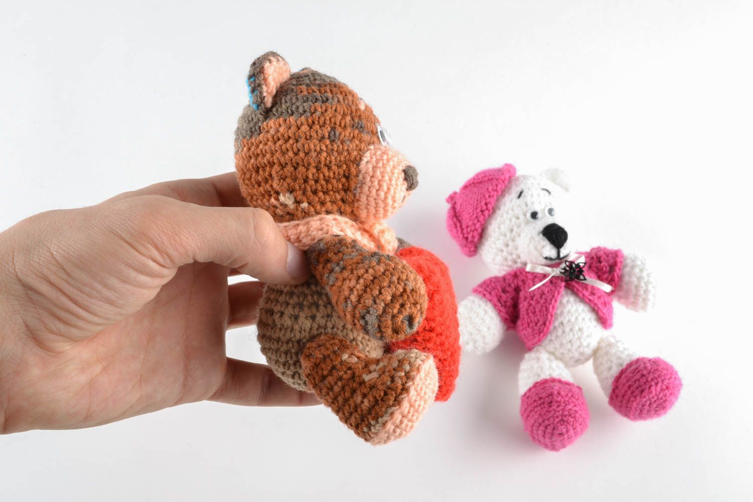 Мягкие вязаные игрушки в виде медвежат фото 4