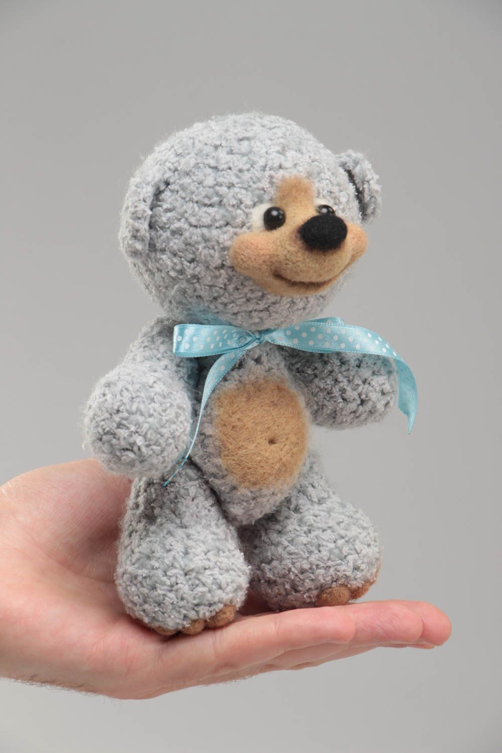 Joli jouet mou tricoté ours bleu fait main en laine et fils texturés sympa photo 5