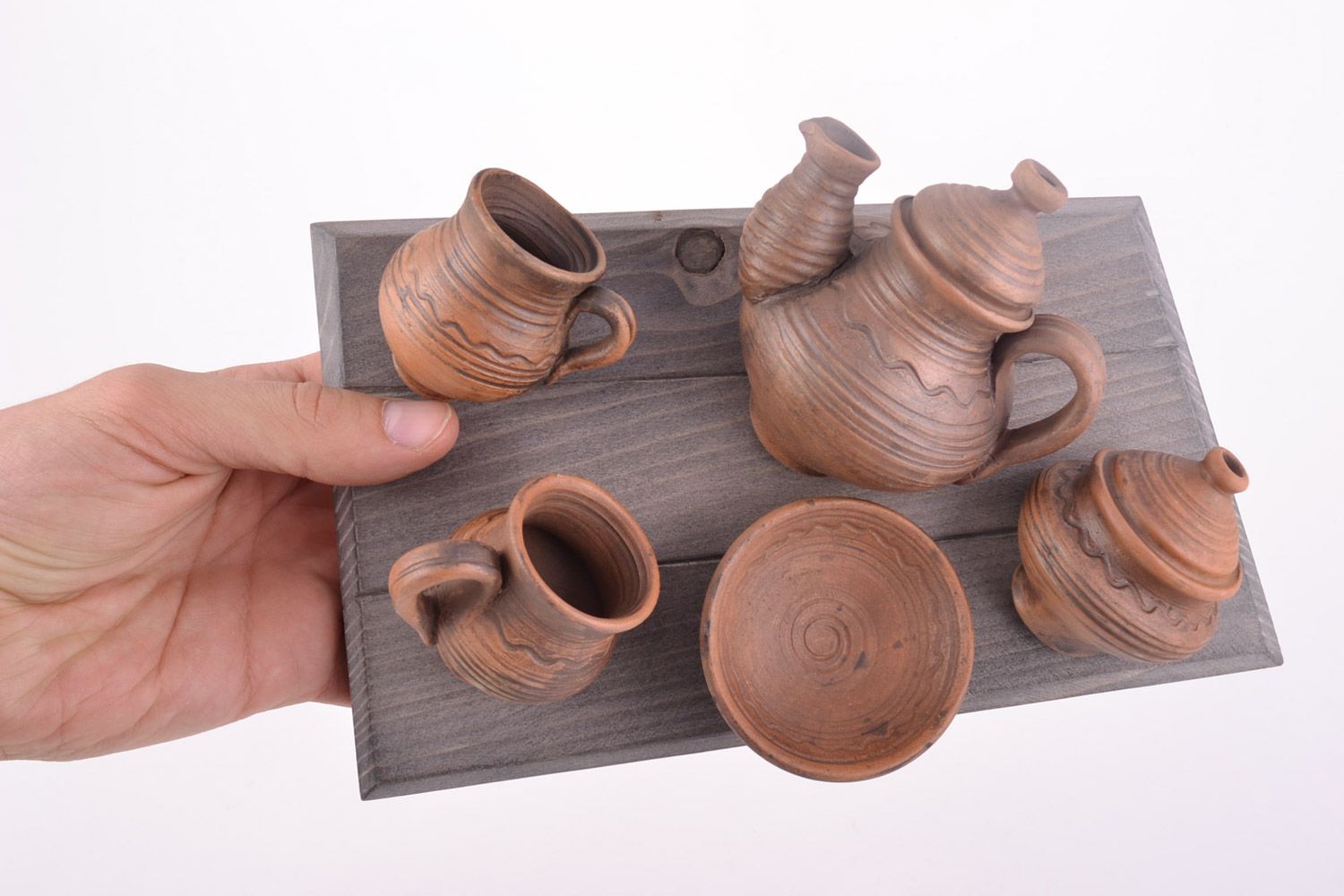 Объемное панно в виде деревянной доски с глиняной посудой объемное ручной работы фото 2
