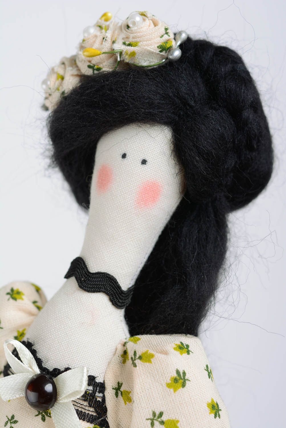 Красивая мягкая интерьерная кукла для дома из льна и хлопка в кремовом платье фото 2