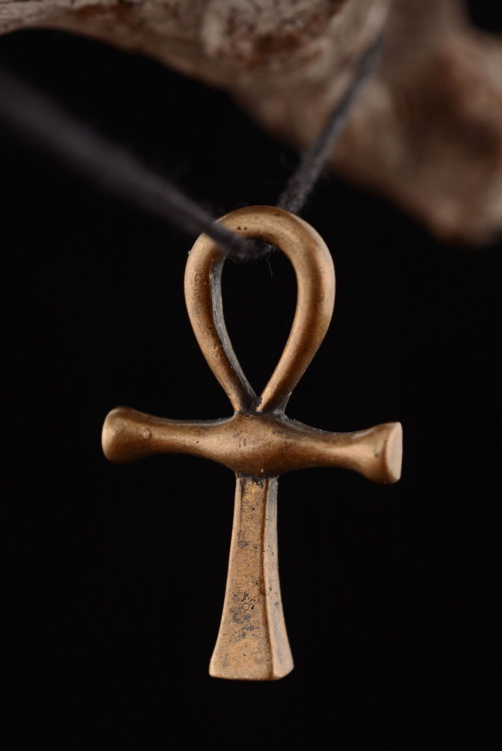 Pingente de bronze feito à mão em forma da cruz foto 3