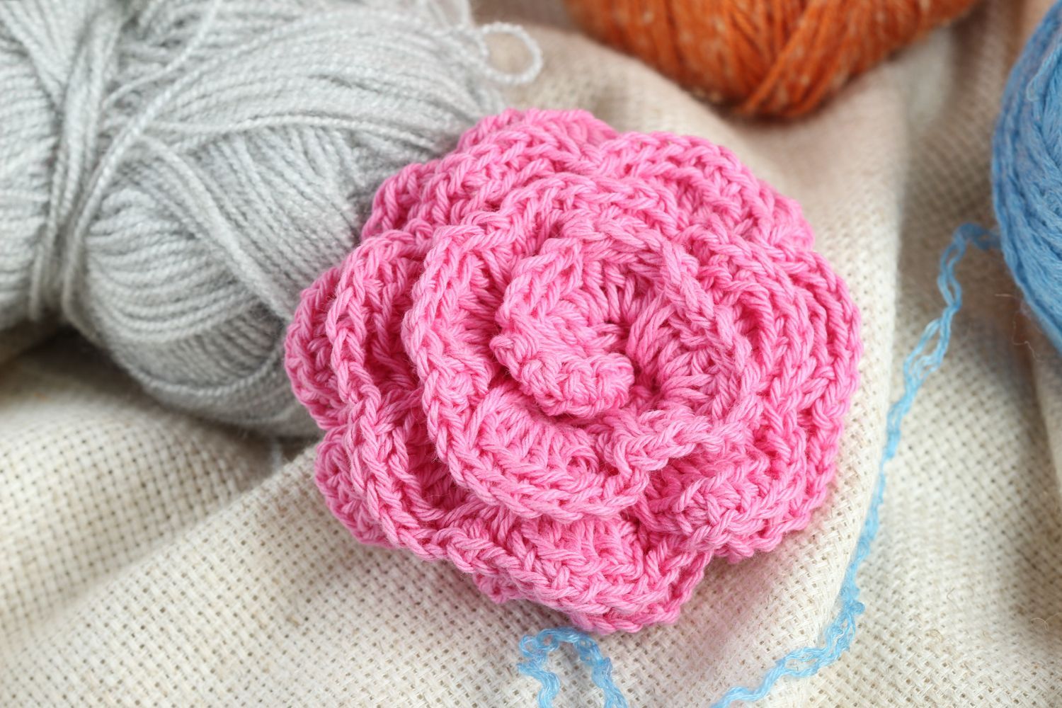 Fleur tricot faite main Fourniture bijoux rose en coton Création broche photo 1