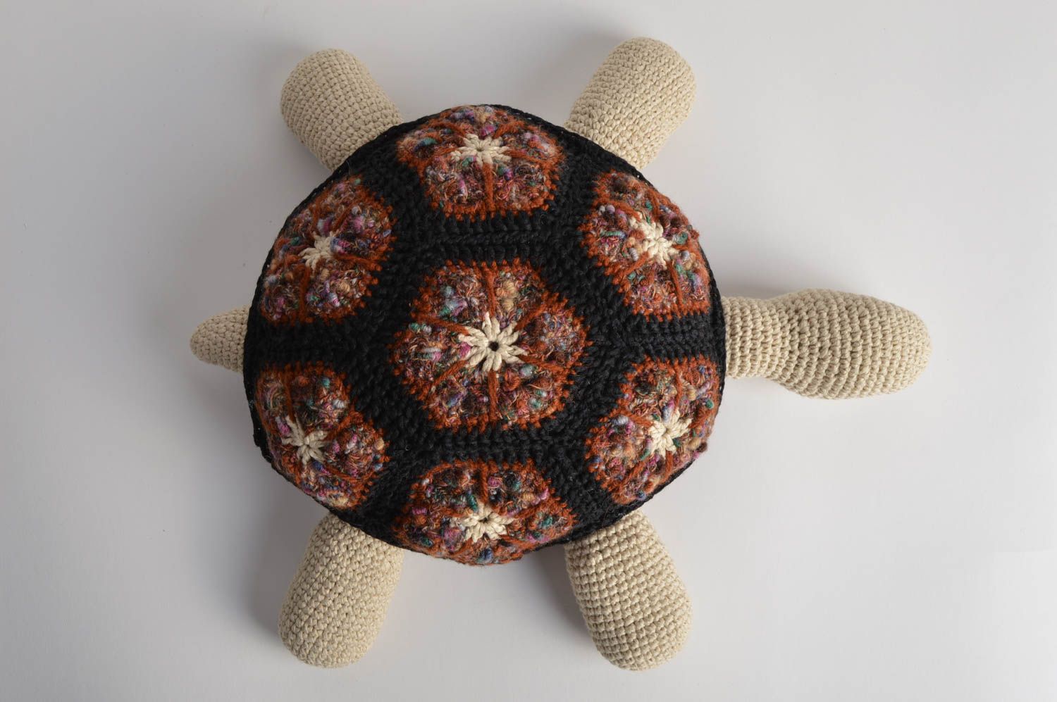 Мягкая оригинальная игрушка подушка для детей в виде черепахи вязаная крючком фото 3