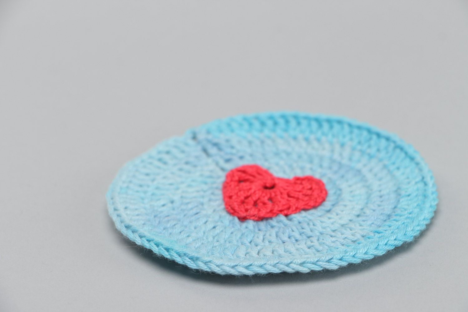 Dessous-de-verre tricoté au crochet en coton bleu avec cœur rouge fait main photo 3