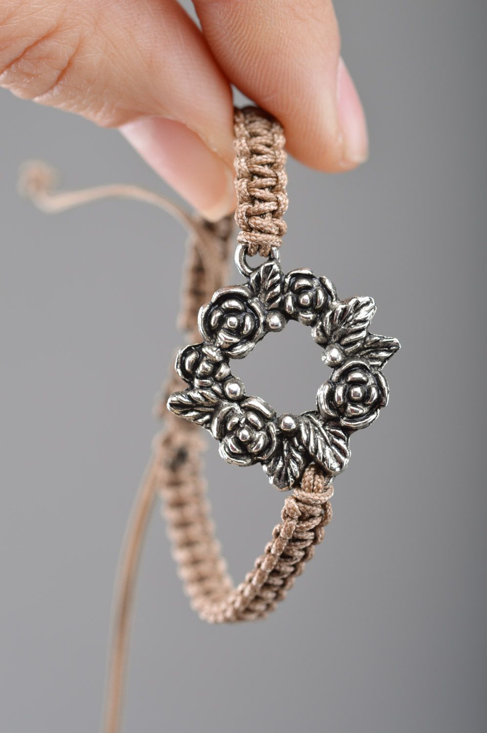 Bracelet tressé en fils macramé fait main avec couronne de fleurs métallique photo 3