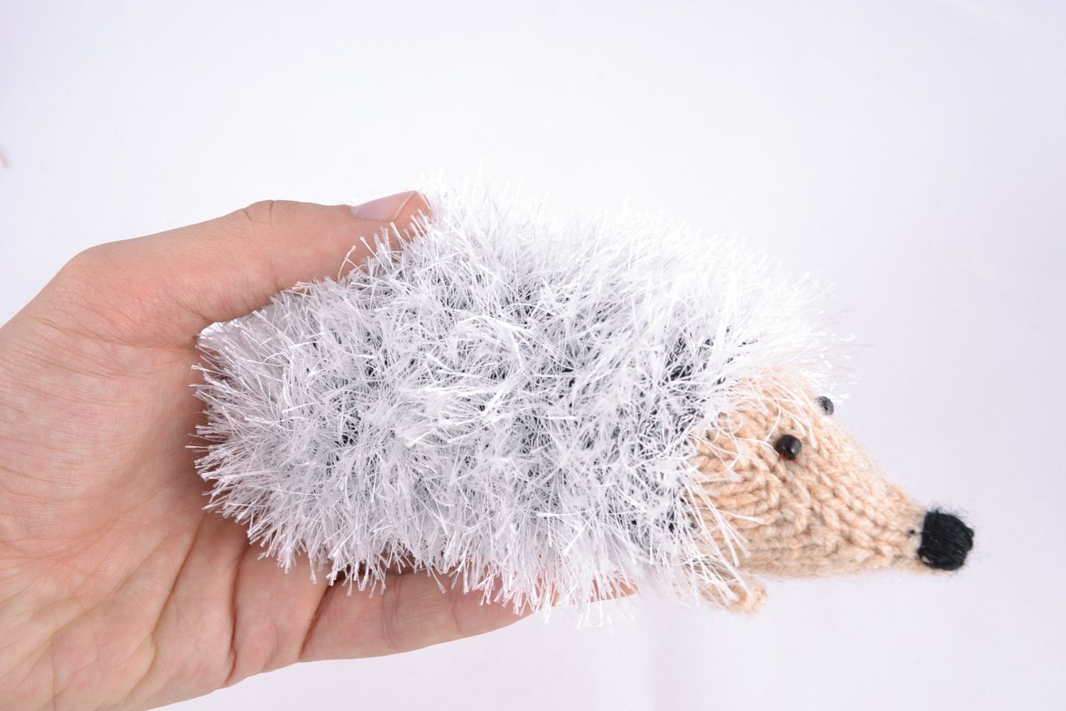 Petit jouet mou tricoté de fils coton laine acryliques Hérisson blanc fait main photo 2