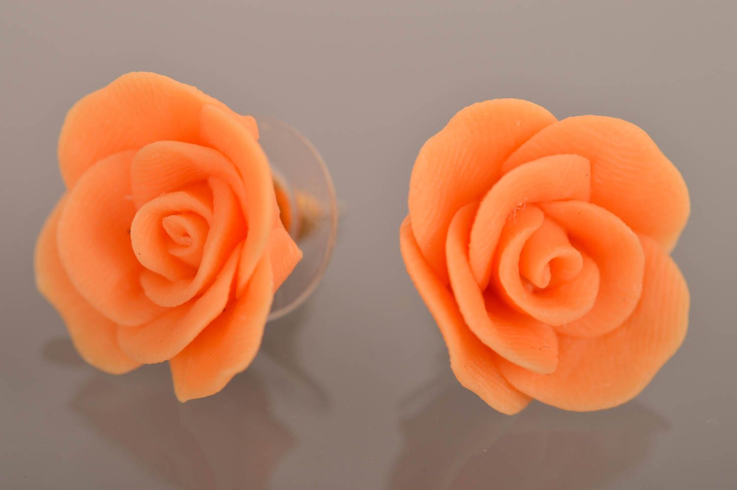 Серьги - гвоздики ручной работы роза розового цвета из полимерной глины фото 2