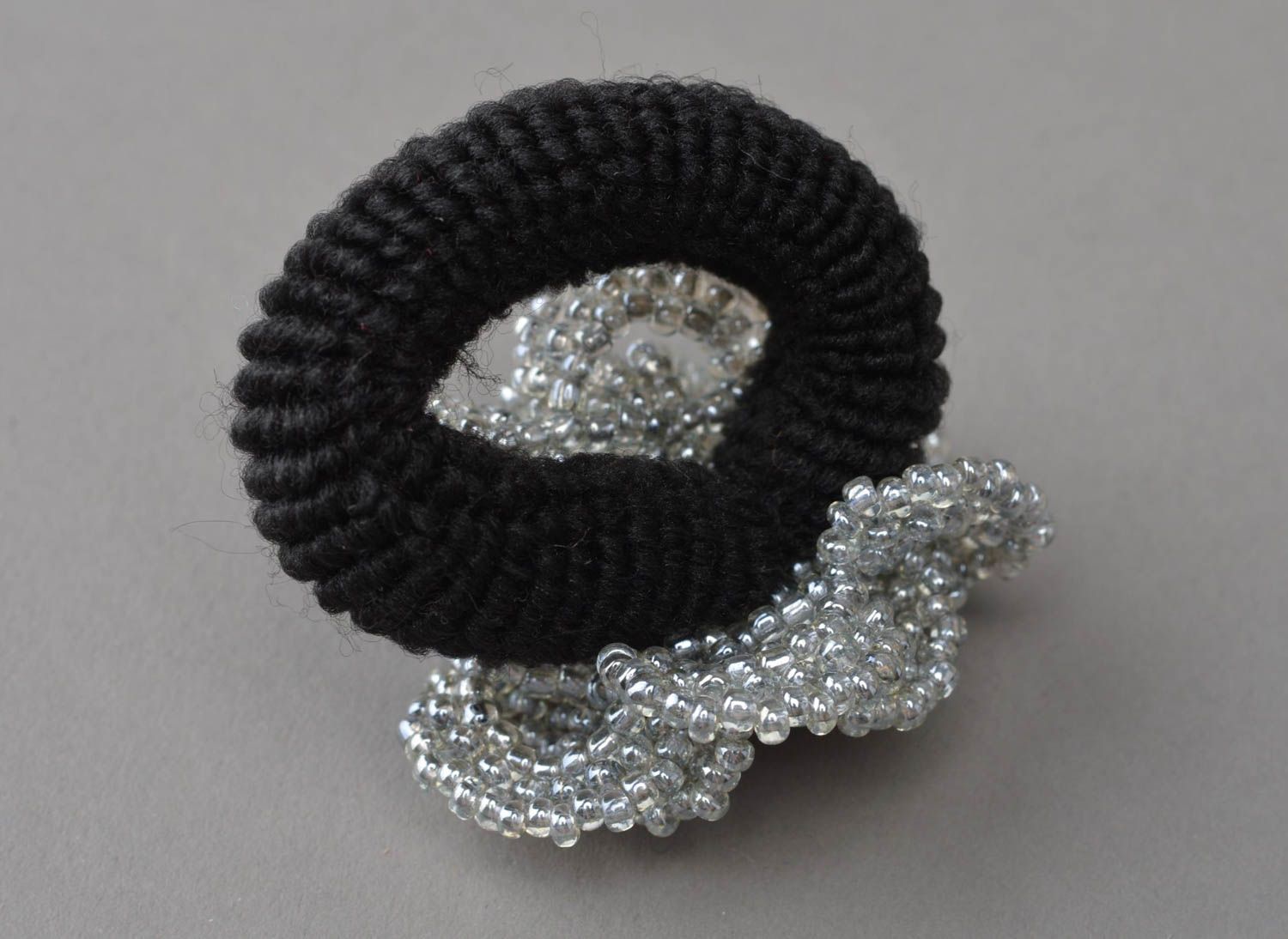 Élastique cheveux fleur fait main en tricot et perles de rocaille Fleur argent photo 4