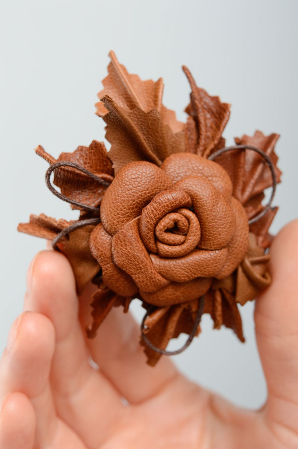 Broche de cuero natural marrón con forma de flor foto 2