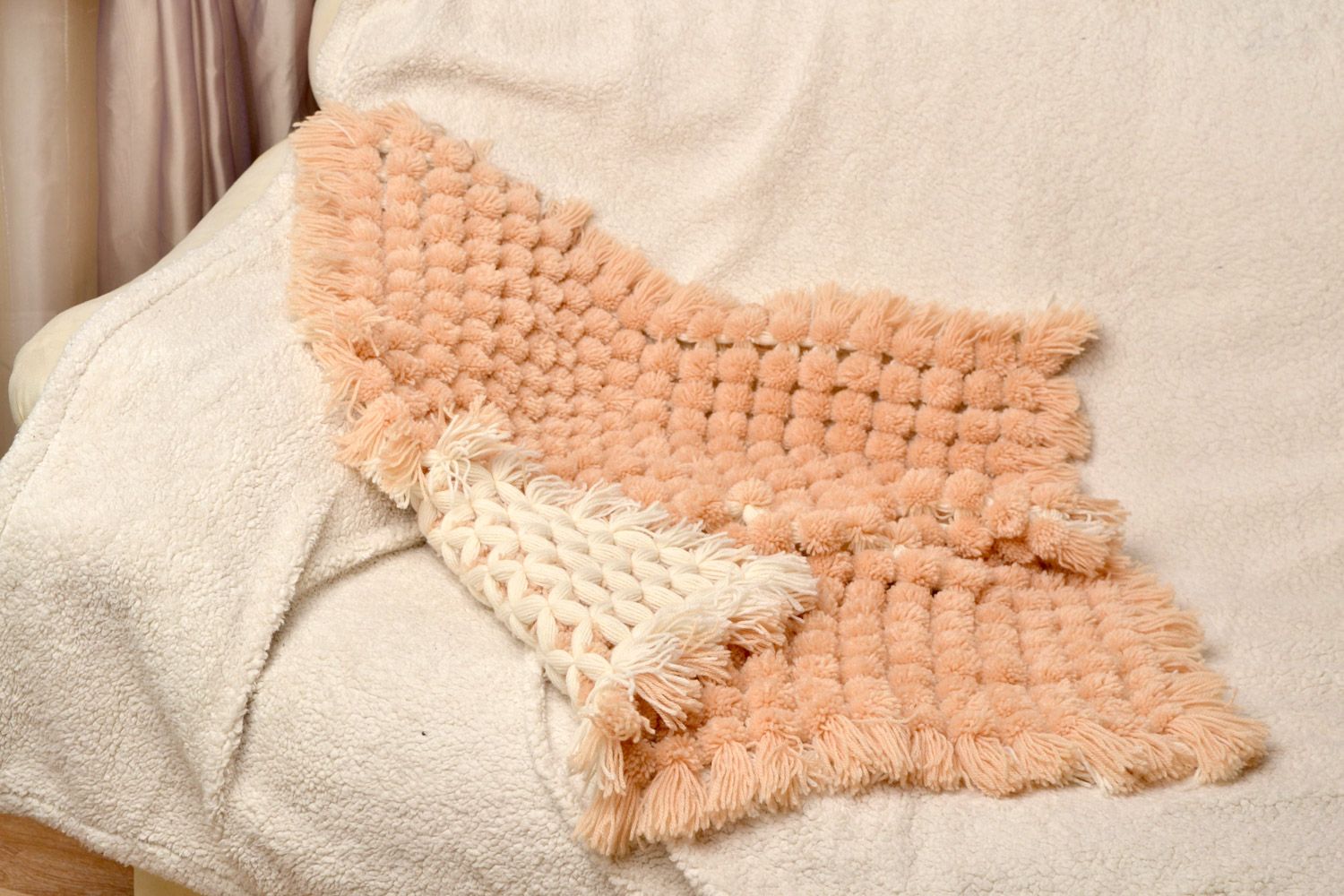 Детское одеяло плетеное вручную из шерсти и акрила мягкое теплое бежевого цвета  фото 1
