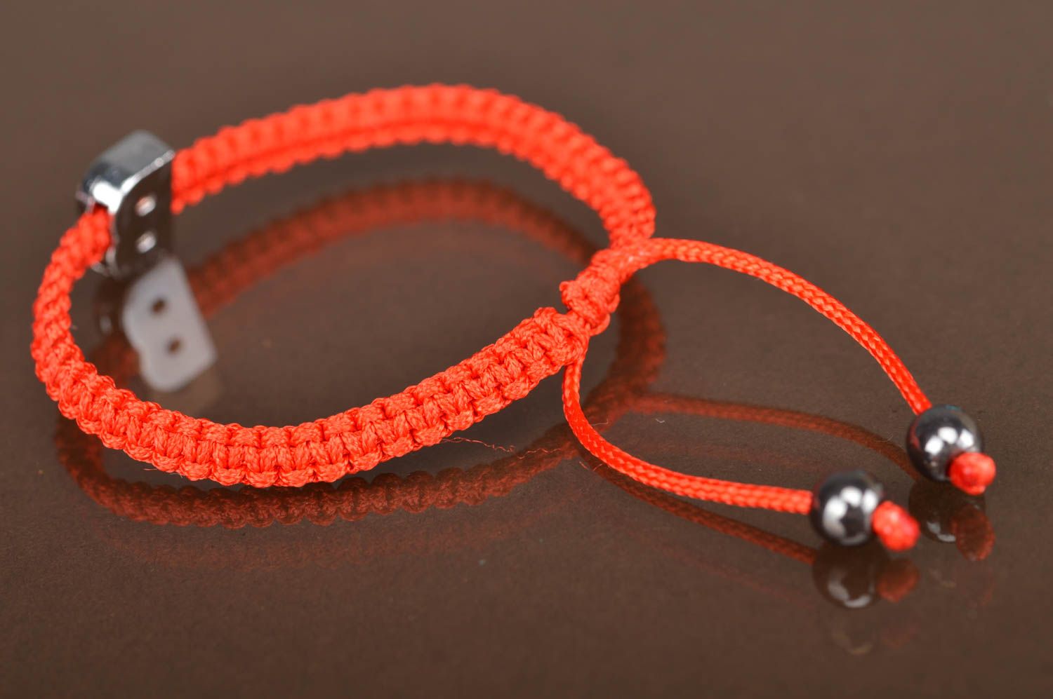 Красный тонкий стильный браслет с буквой В плетенный из нитей ручная работа фото 5