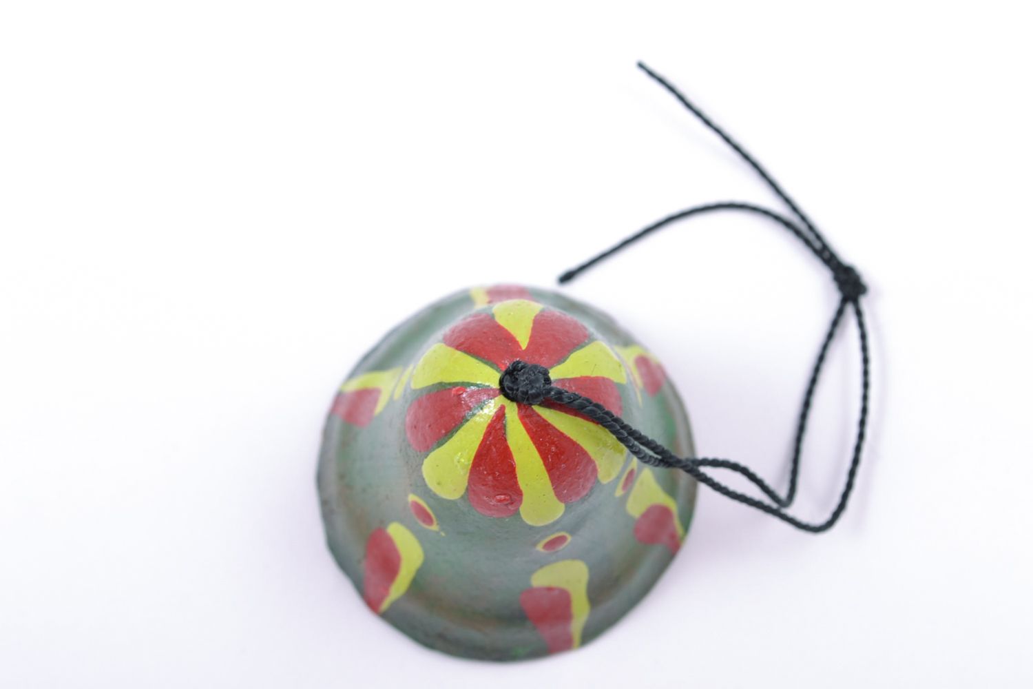 Clochette colorée à suspendre en argile faite main peinte de couleurs acryliques photo 3