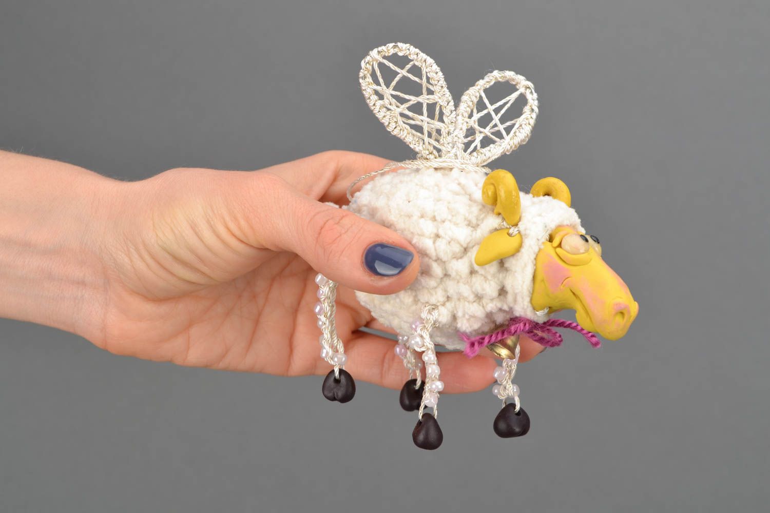 Bemaltes Spielzeug aus Ton fliegendes Schaf foto 2