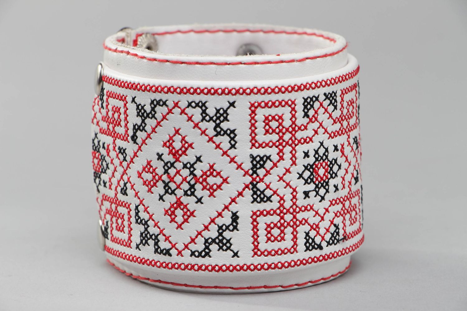 Fancy leather bracelet of white color with embroidery photo 1
