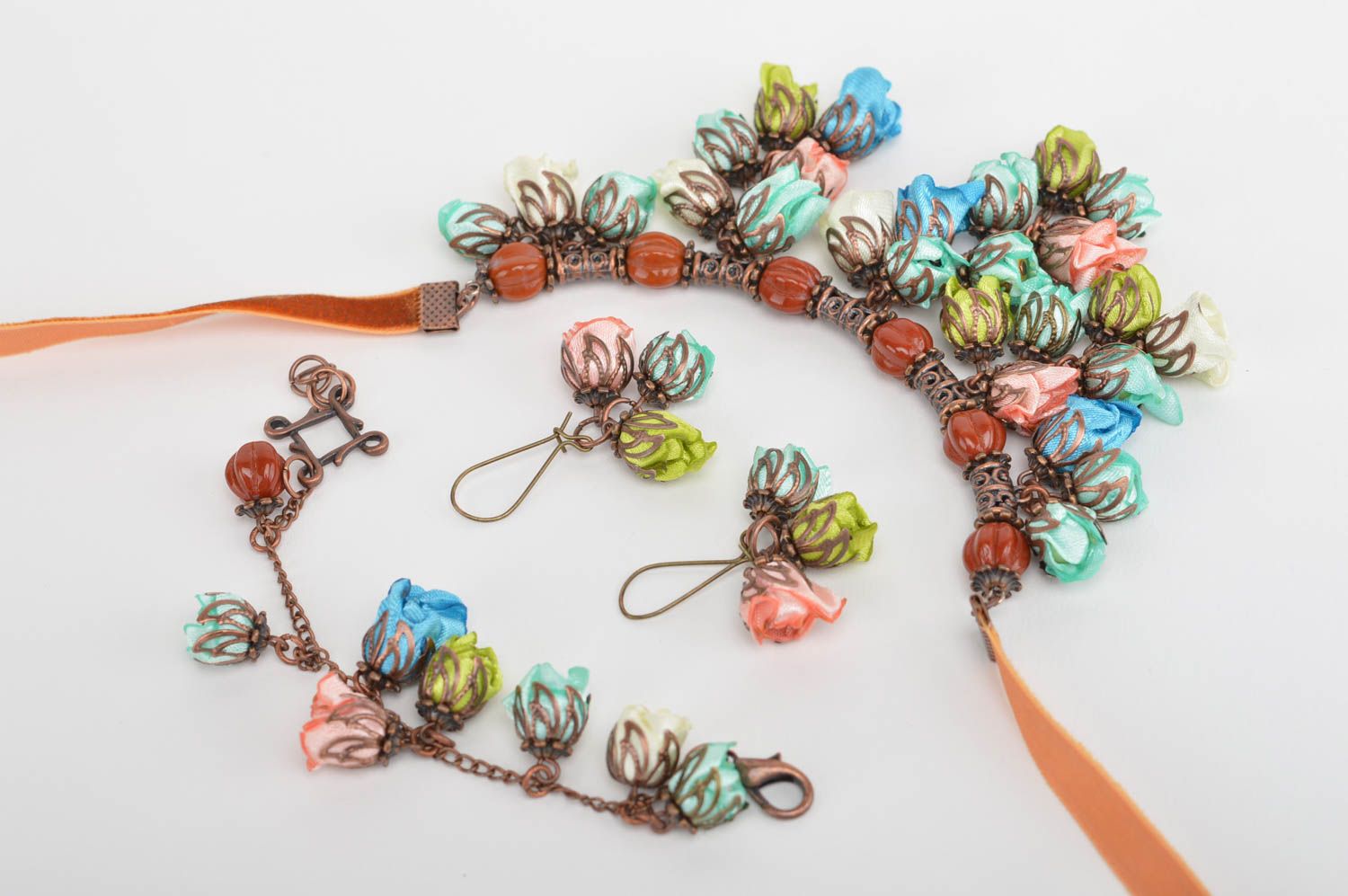 Комплект украшений из атласных лент колье браслет и серьги с цветами хенд мейд фото 2