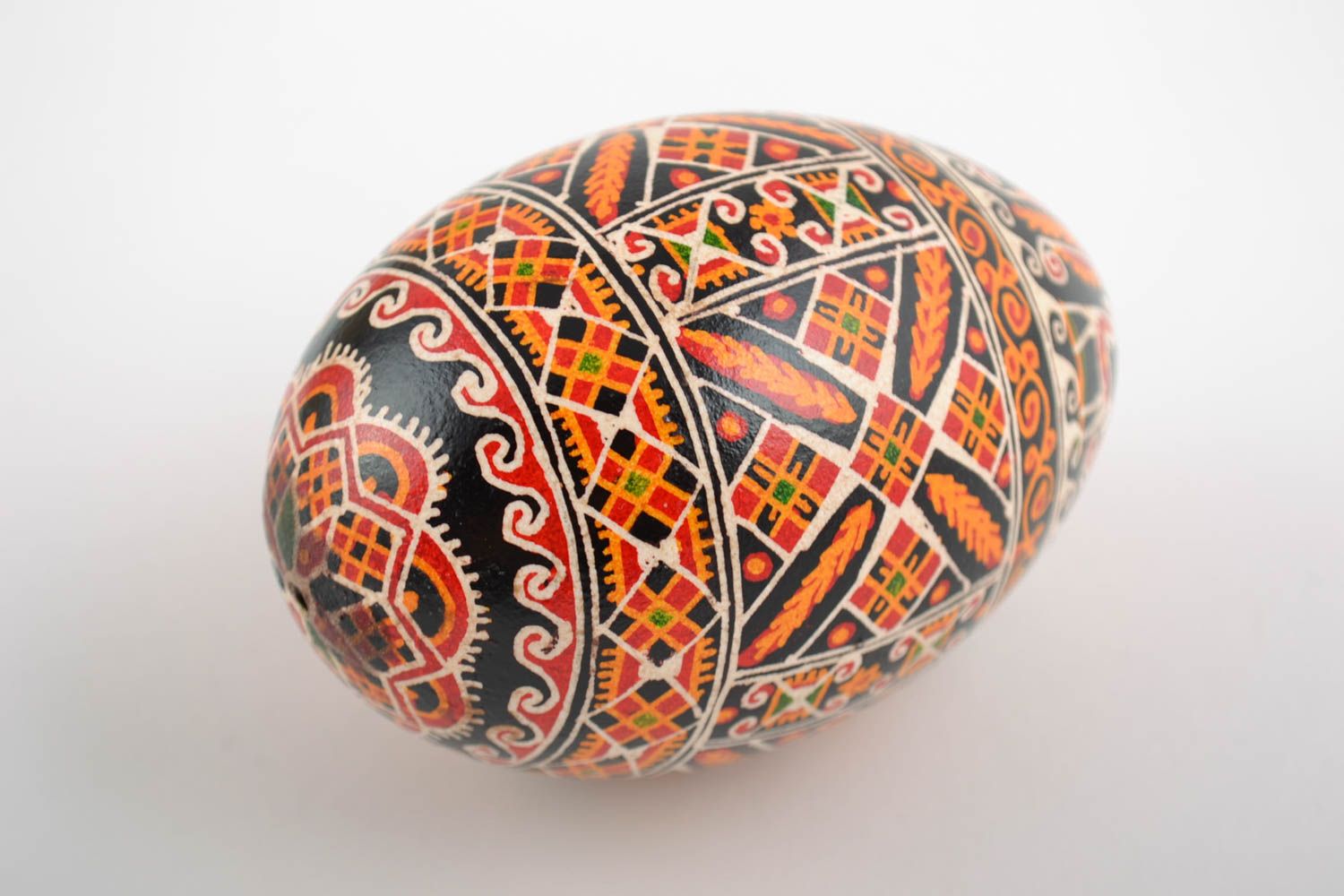 Huevo de Pascua de ganso pintado con arcílicos artesanal de símbolos eslavos foto 4