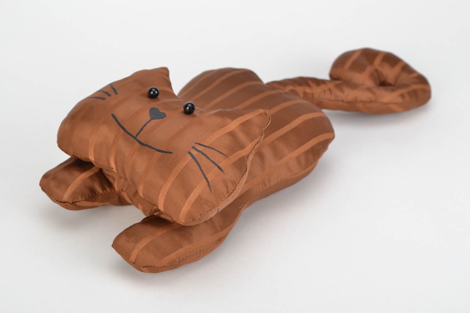 Coussin en forme de chat brun rayé avec queue enroulée textile fait main photo 1