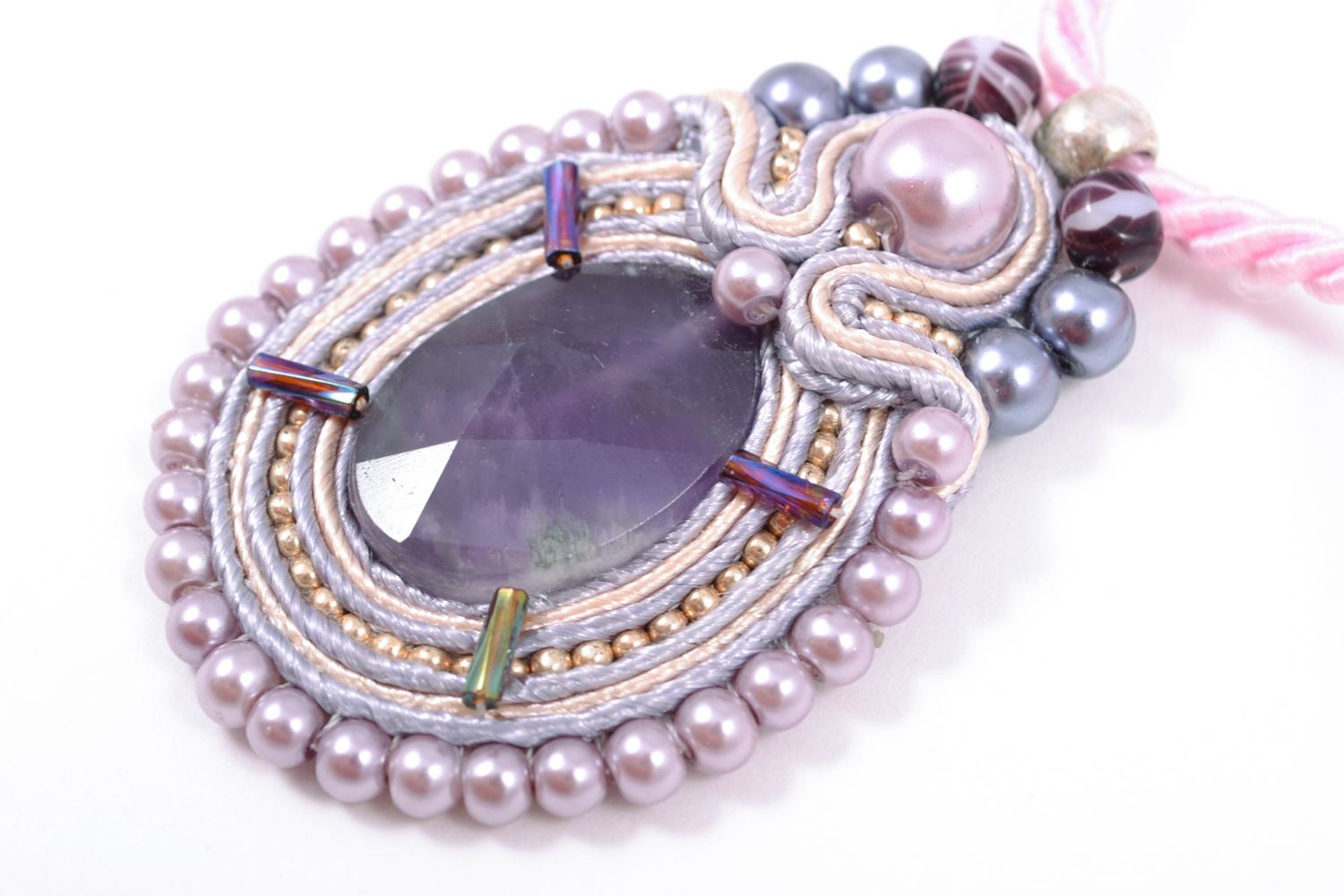 Pendentif soutache rose pastel en fils spéciaux fait main avec perles fantaisie photo 1