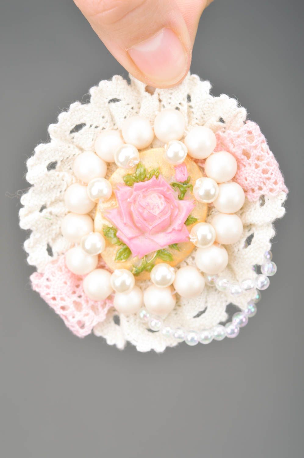 Weiße kleine Brosche mit Spitze Glasperlen und Kamee mit Blume handmade foto 3