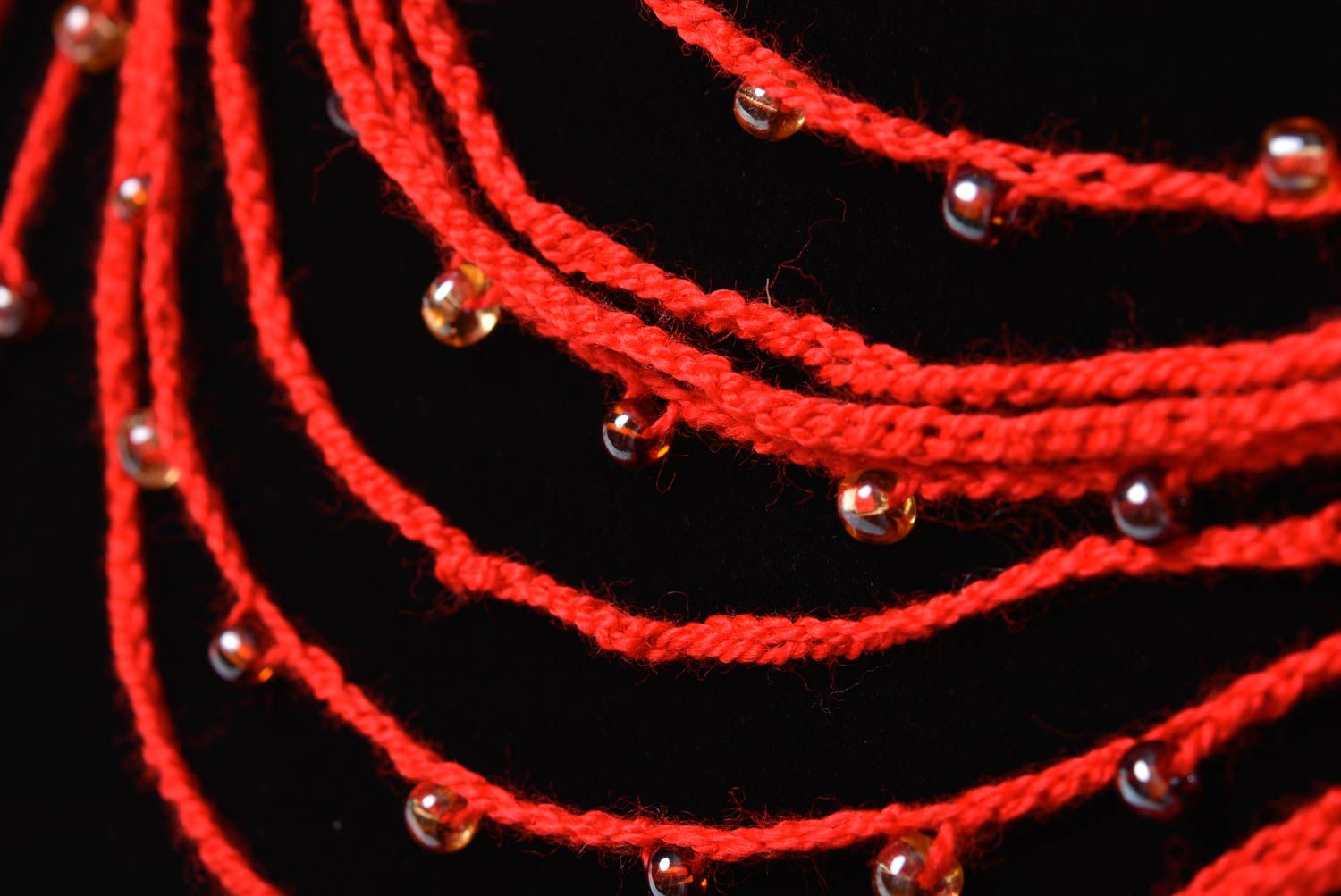 Collar tejido a crochet de hilos acrílicos y abalorios de color rojo artesanal foto 5