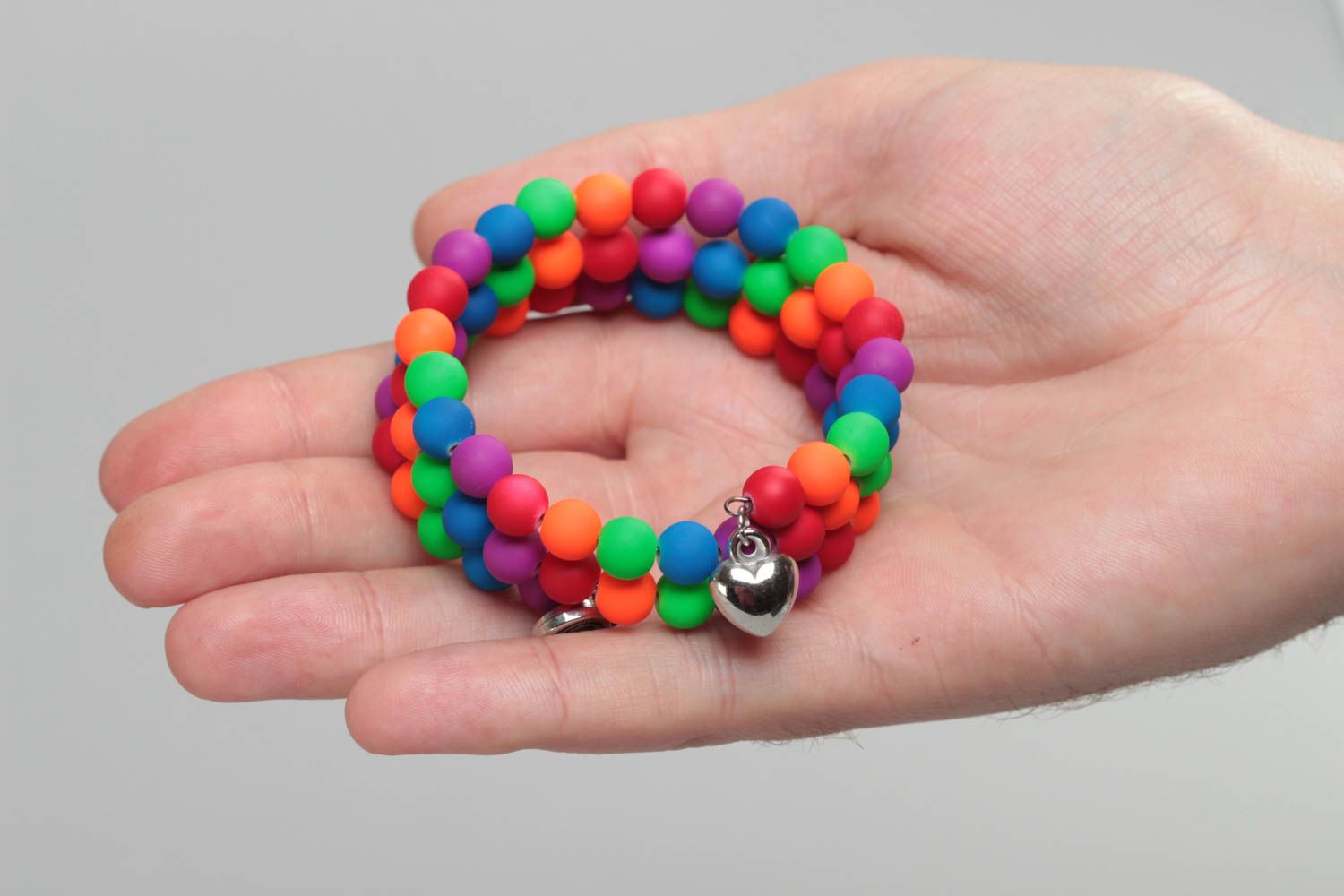 Bracelet en perles plastiques fait main beau original aux trois rangs bijou photo 5