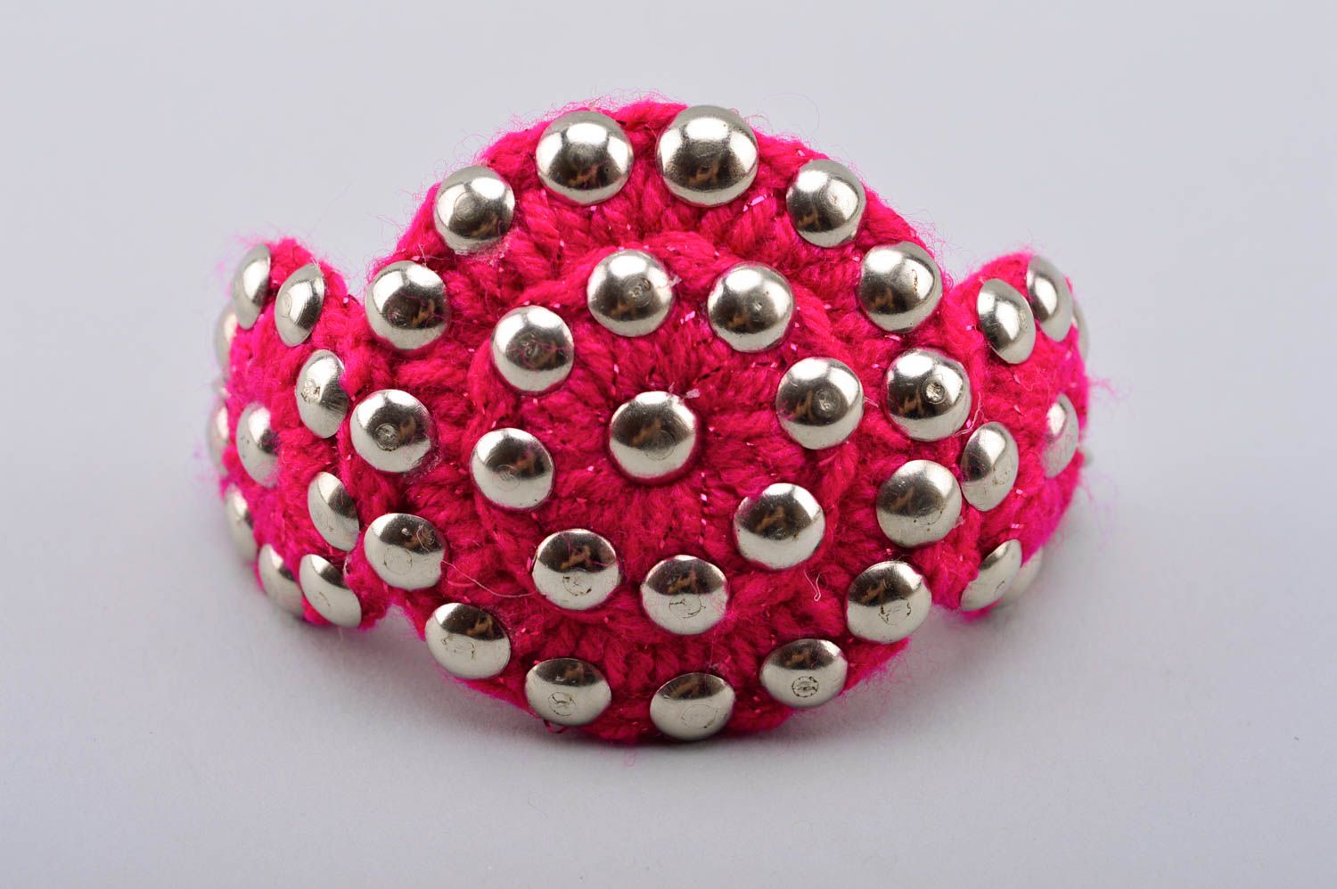 Bracelet tricot Bijou fait main large fils roses rivets en métal Cadeau femme photo 3