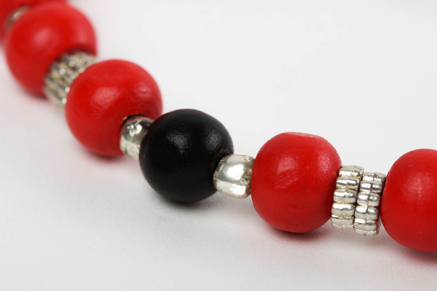 Bracelet rouge Bijou fait main en perles de bois original Cadeau femme photo 4