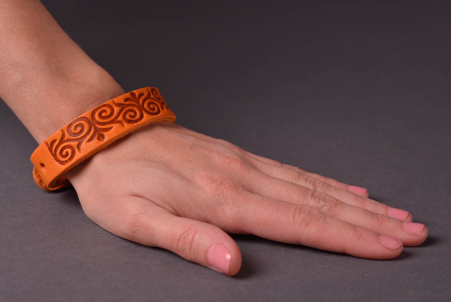 Кожаный браслет ручной работы украшение из кожи рыжий браслет на руку широкий фото 2