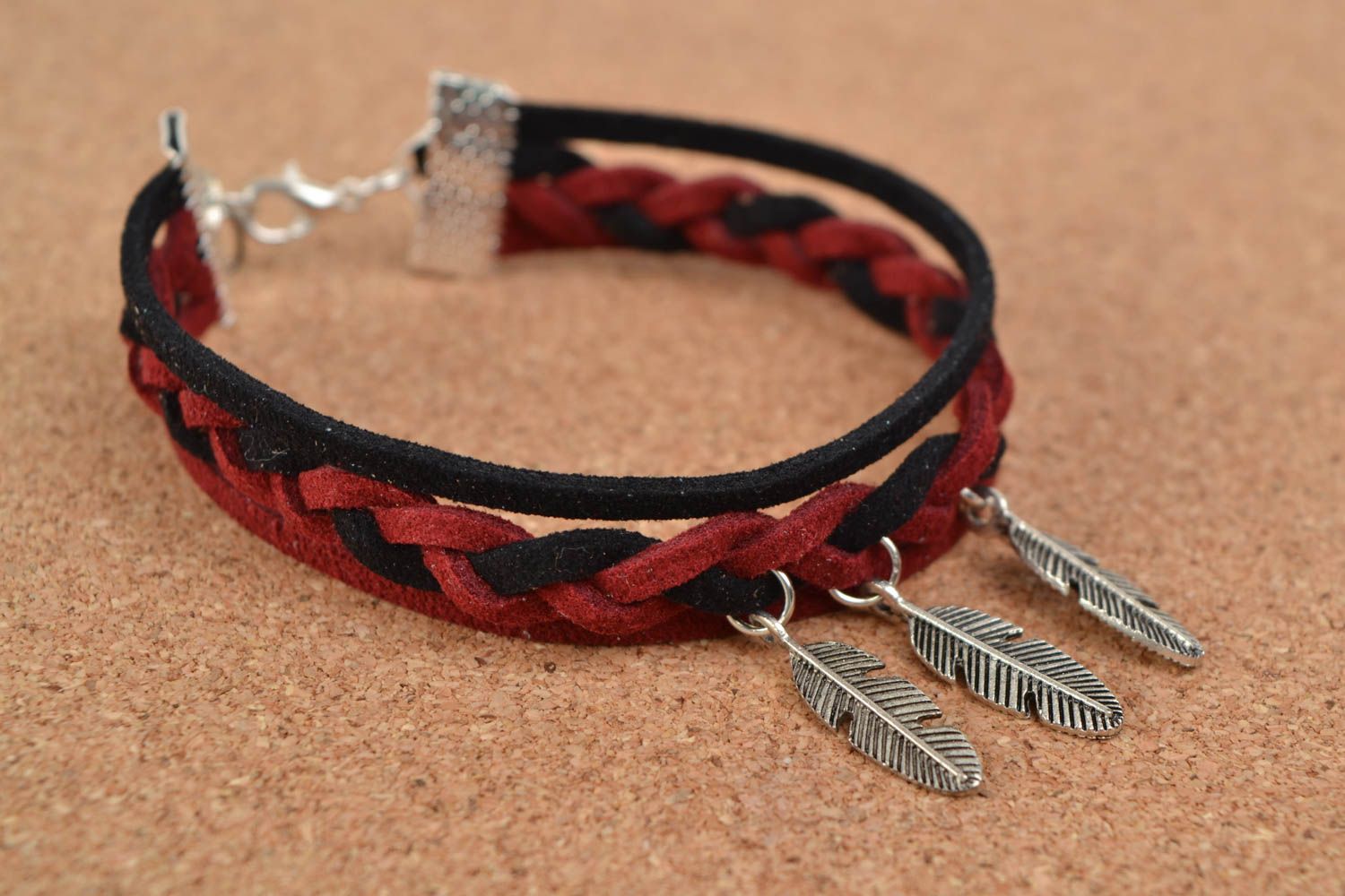 Handmade Armband mit Anhängern in Form von Federn aus Wildleder Schnur dünn einfach foto 1