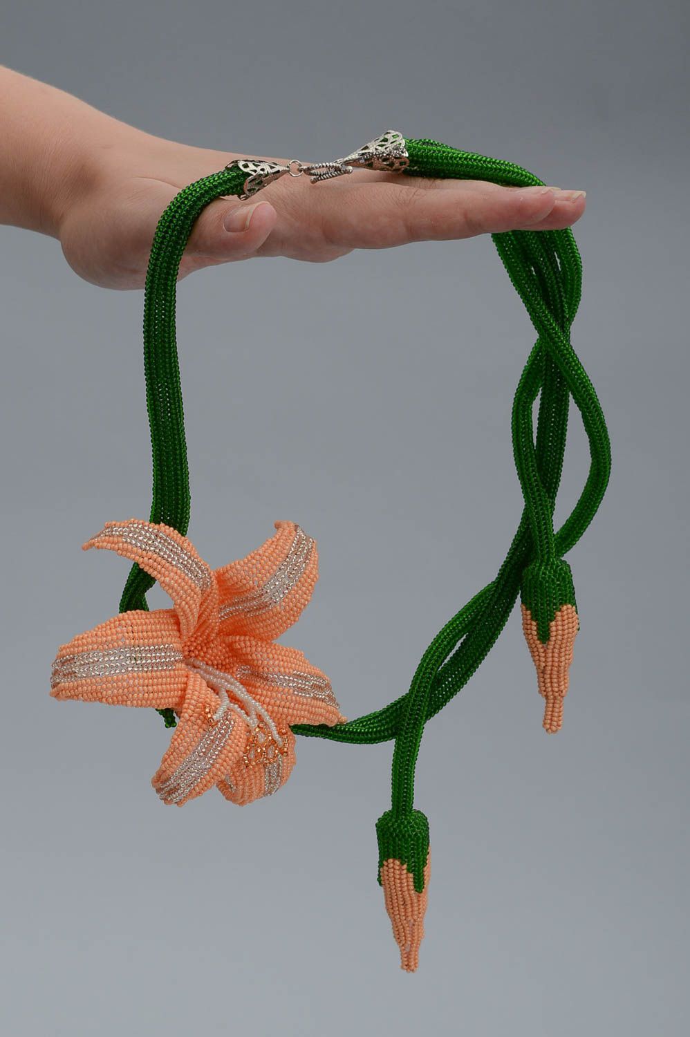 Колье из бисера украшение ручной работы бусы из бисера в виде лилии красивые фото 5