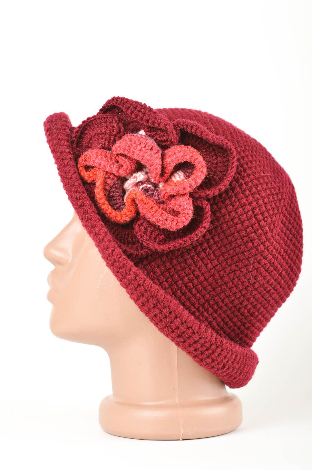 Bonnet tricot fait main Vêtement femme rouge foncé avec fleur Cadeau original photo 3