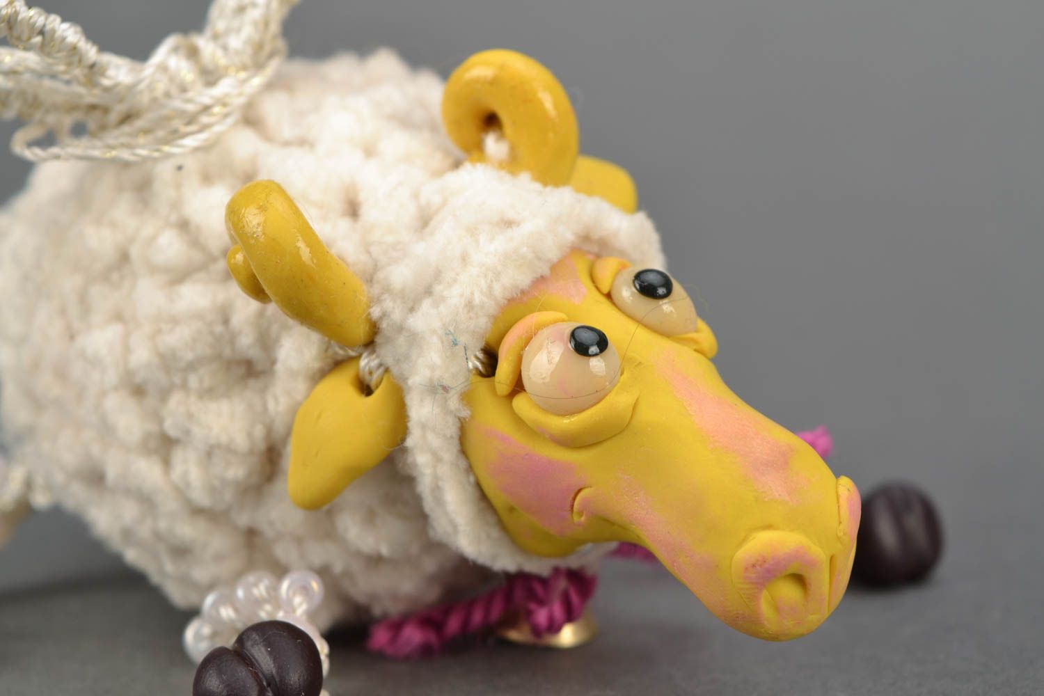Оригинальная игрушка из полимерной глины Летящая овца фото 4