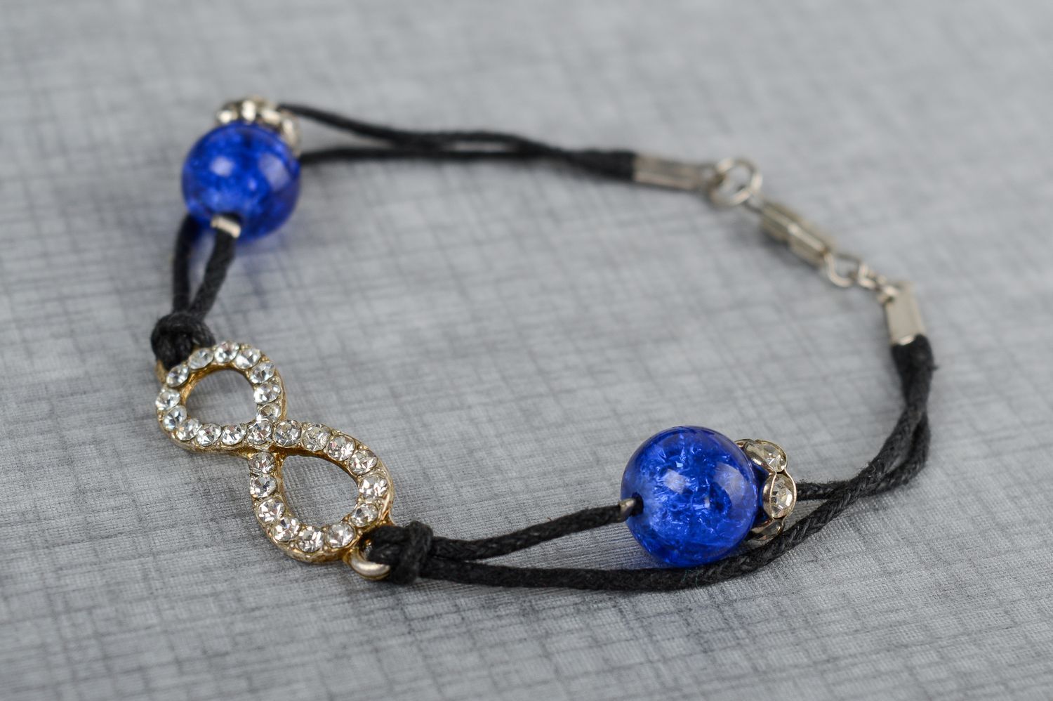 Bracelet noir Bijou fait main lacet perles fantaisie bleues Accessoire femme photo 2