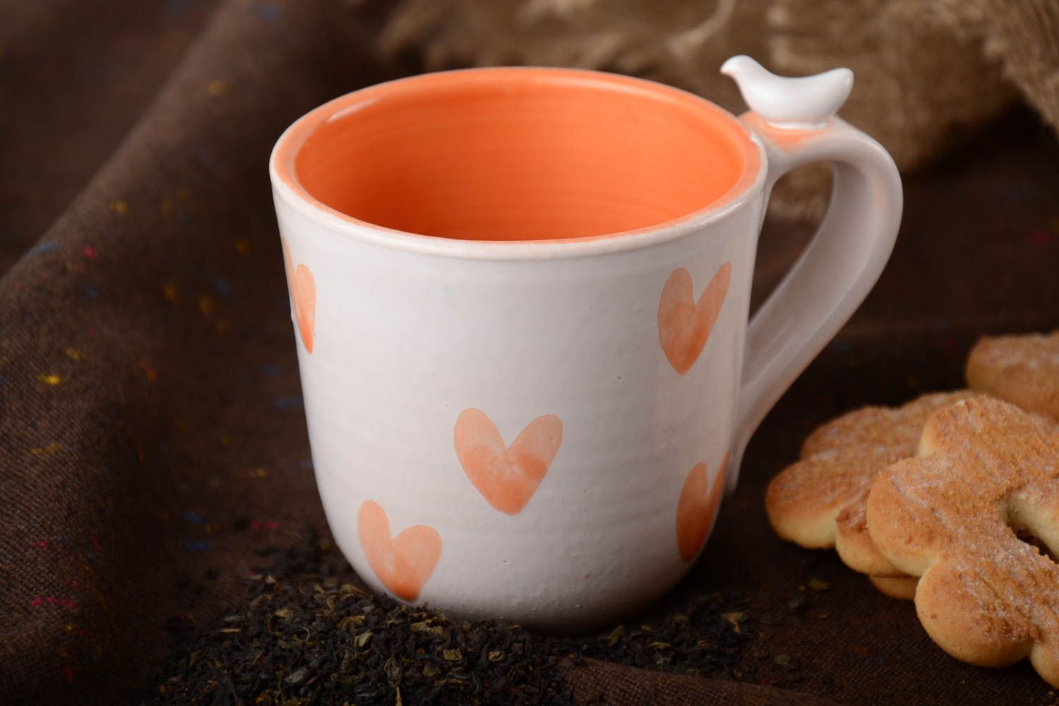 Глиняная чашка ручной работы глазурованная с птичкой на ручке оранжевая 350 мл фото 1
