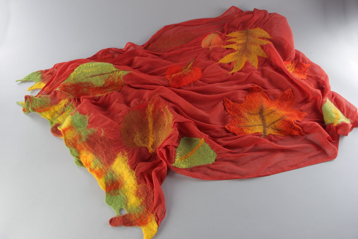 Handmade leichte warme rote Stola aus Seide und Chiffon mit vergilbten Blättern aus Wolle foto 1