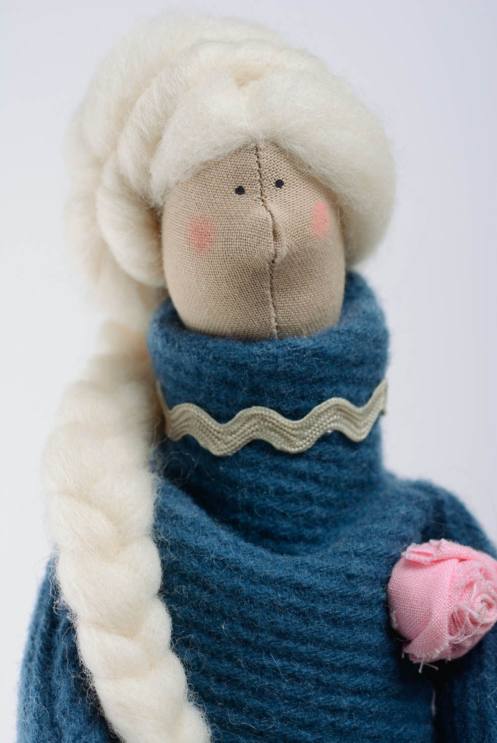 Schöne handmade Spielzeug Puppe aus Stoff Baumwolle für Kinder Mädchen mit Zopf foto 2