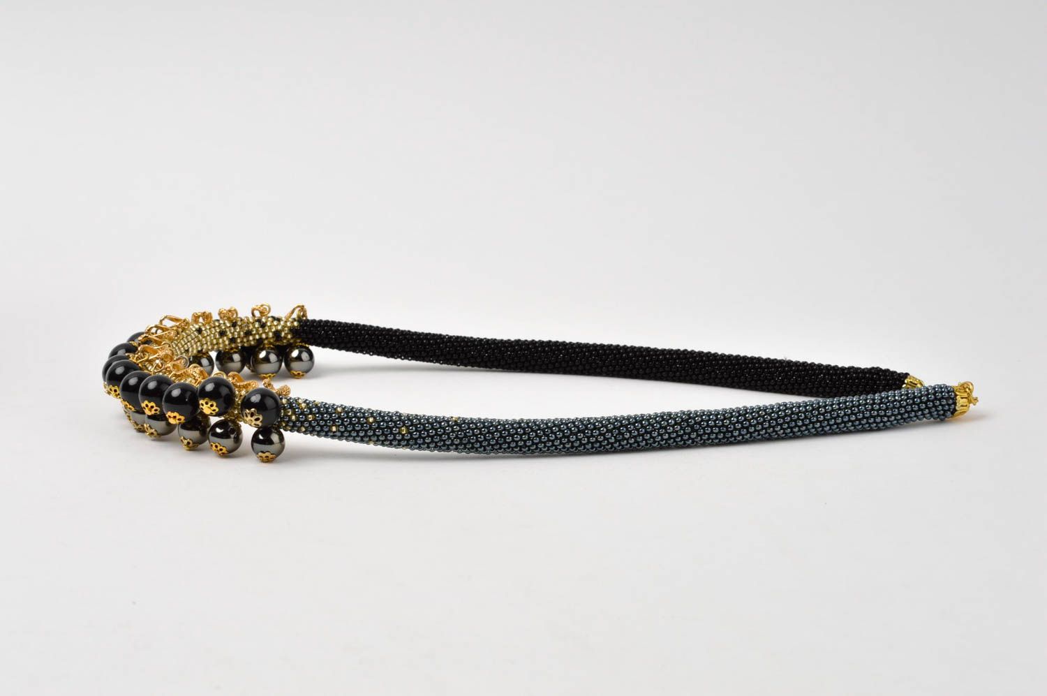 Collana di perline fatta a mano bigiotteria da donna in colore nero d oro foto 2