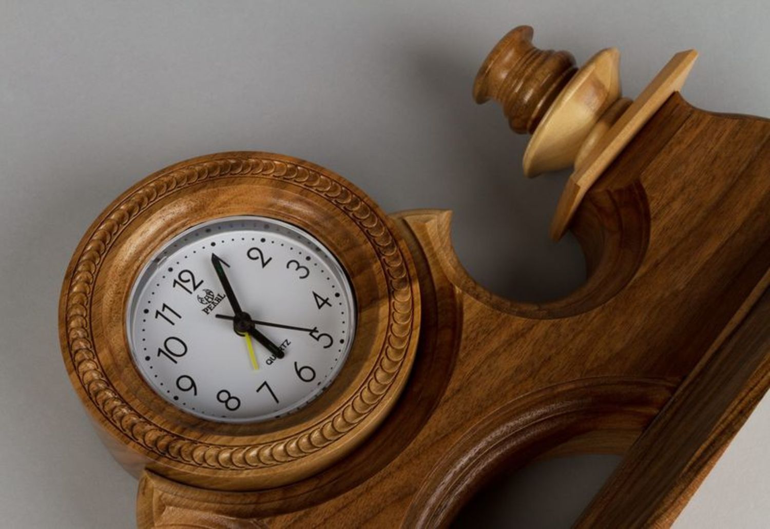 Reloj de madera con candelero foto 2