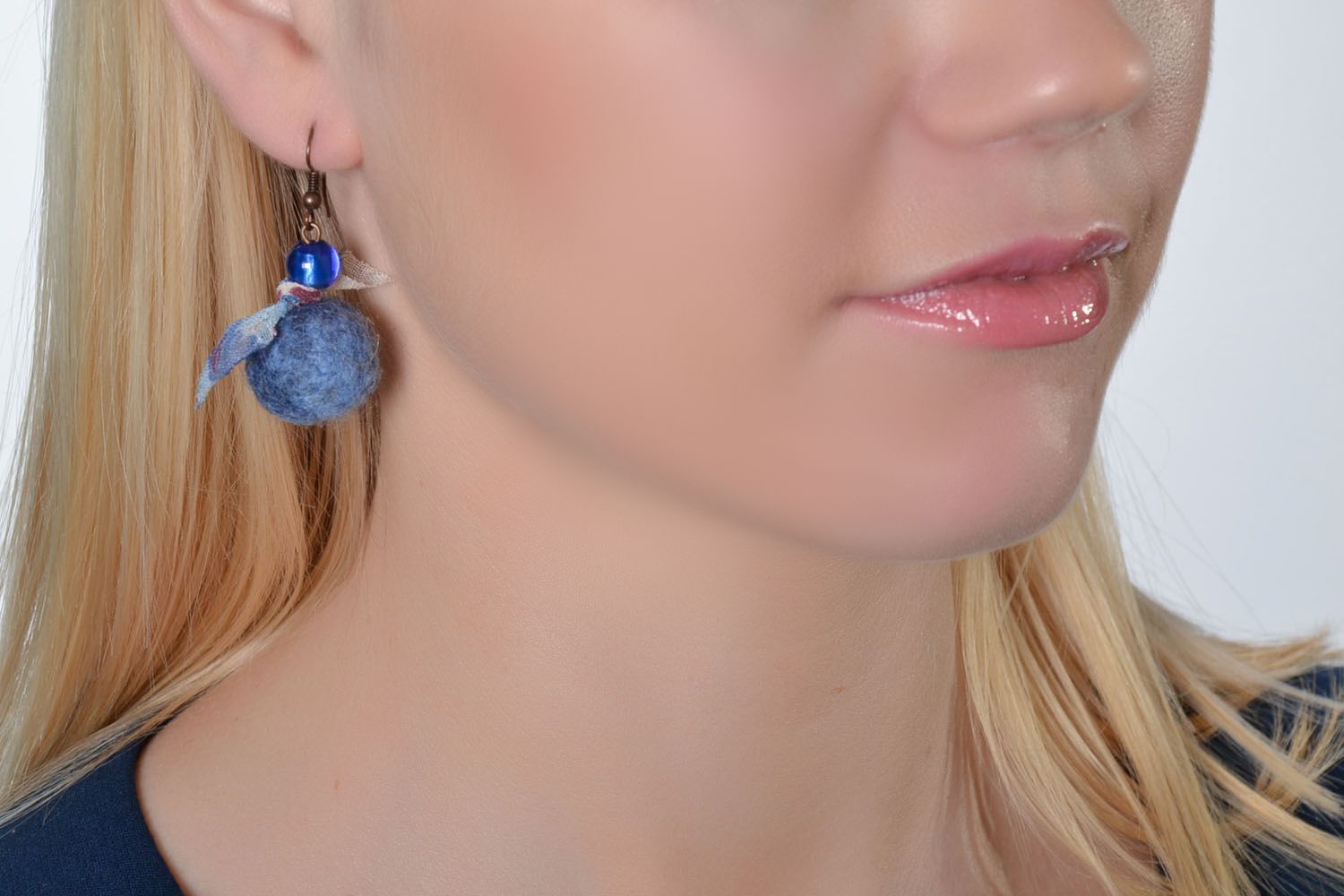 Boucles d'oreilles en laine feutrée bleues  photo 2