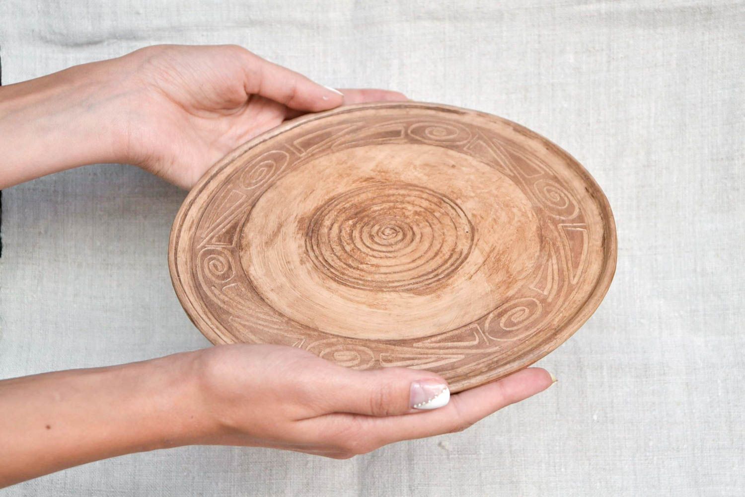 Поднос ручной работы керамическая посуда подставка на кухню круглая из глины фото 2