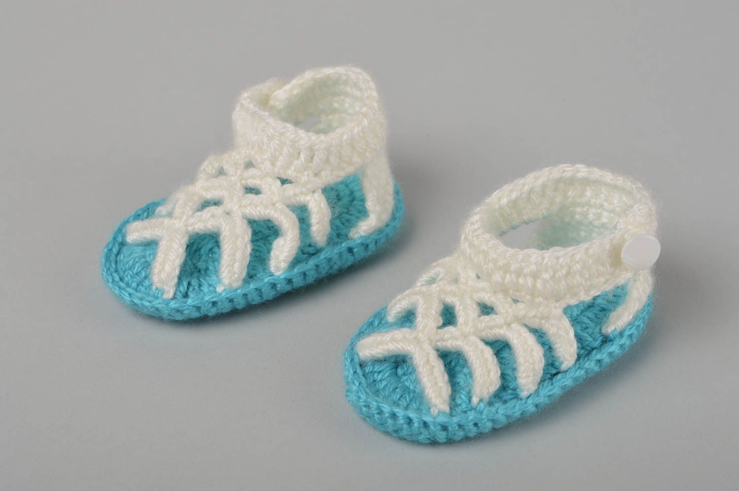 Handgefertigte Schuhe gehäkelte Babyschuhe Geschenk für Kleinkinder Sandalen foto 1