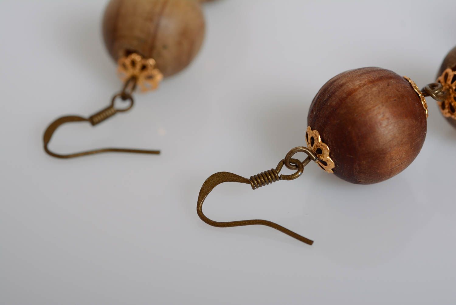 Braune lange Kugeln Ohrringe aus Holz künstlerische Handarbeit foto 4