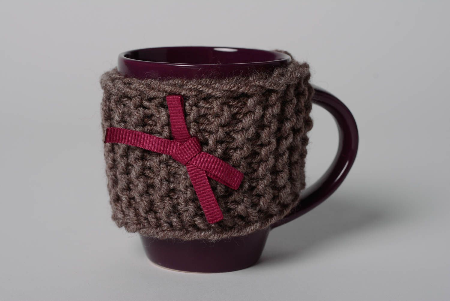Set of two porcelain cups with  knitted cozies with bows photo 3