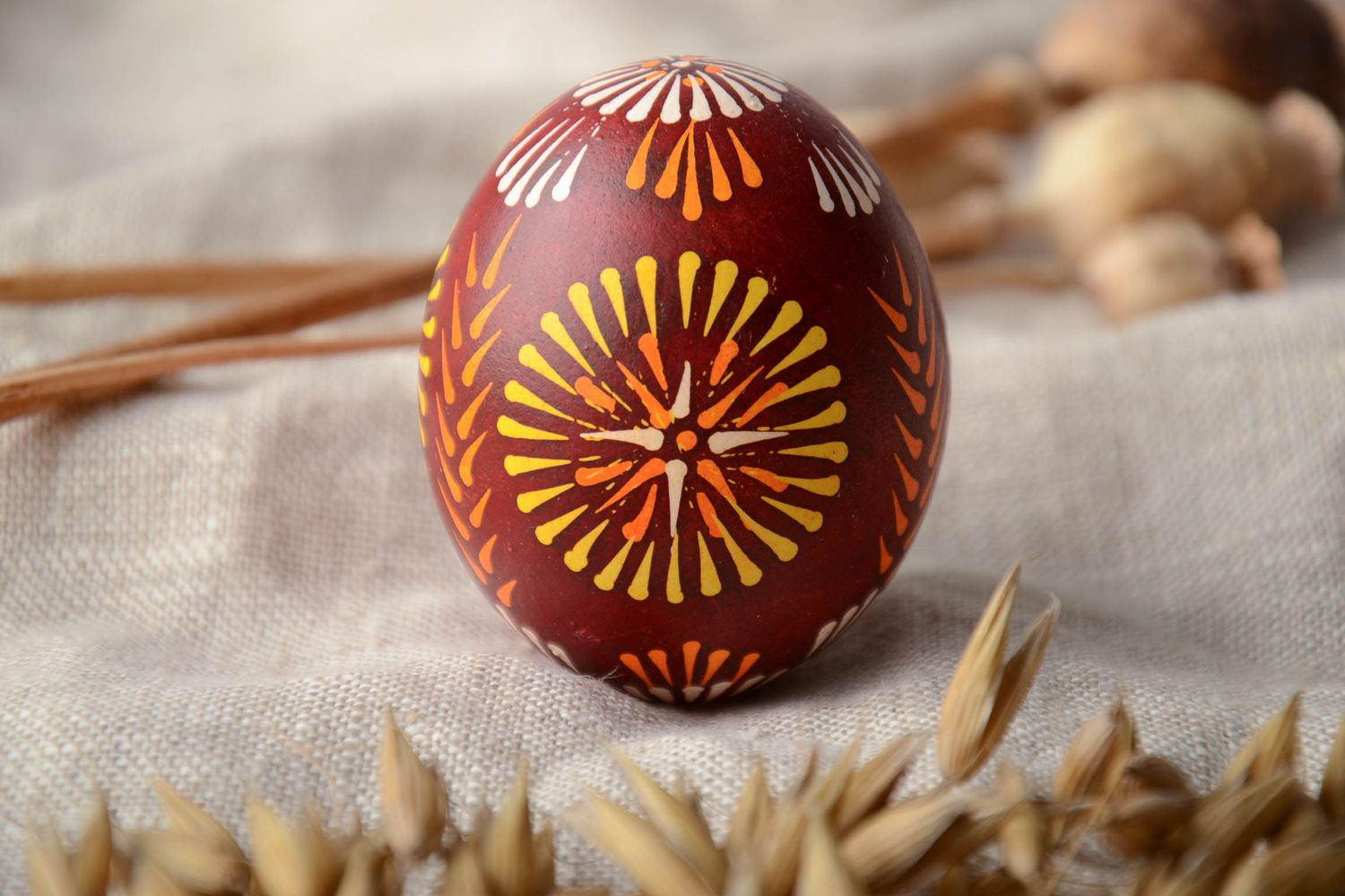 Huevo de Pascua pintado a mano con símbolo solar foto 1